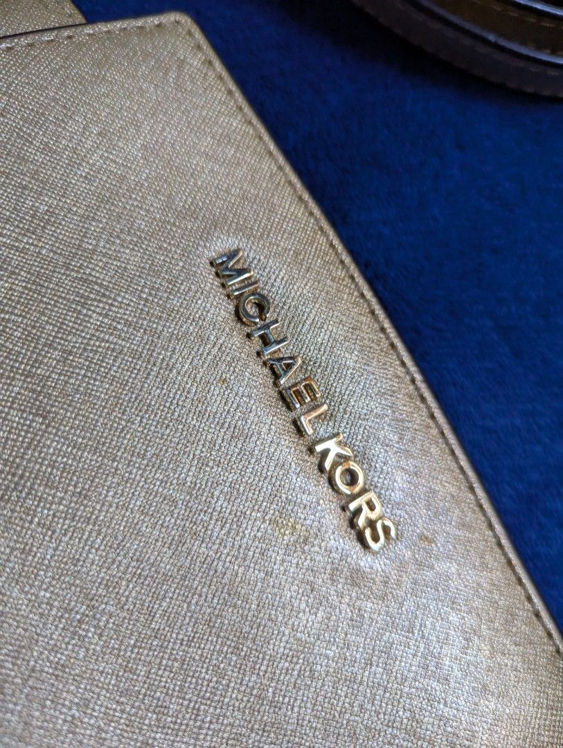 Michael Kors Selma Mini (Category: Cross-body Bags) located in Quezon City. Submitted by declutterwithstar (Listing ID 1369147099, Image 2). Description: MK Selma Mini Sling Bag ➡️PRELOVED Color: Gold ✅onhand in Quezon City MOP: Gcash, Maya, Bank Transfers MOD: Lalamove, Grab, Flash Express.