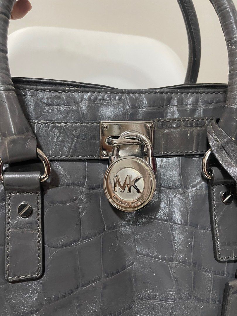 Mk Hamilton Bag (Category: Luxury Bags & Wallets) located in Teresa. Submitted by savvyonbranded (Listing ID 1369255775, Image 3). Description: Mk Hamilton Bag ✨ ✅ dimensions : 12 x 13.5 x 5 inches .