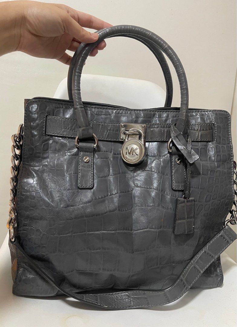 Mk Hamilton Bag (Category: Luxury Bags & Wallets) located in Teresa. Submitted by savvyonbranded (Listing ID 1369255775, Image 1). Description: Mk Hamilton Bag ✨ ✅ dimensions : 12 x 13.5 x 5 inches .
