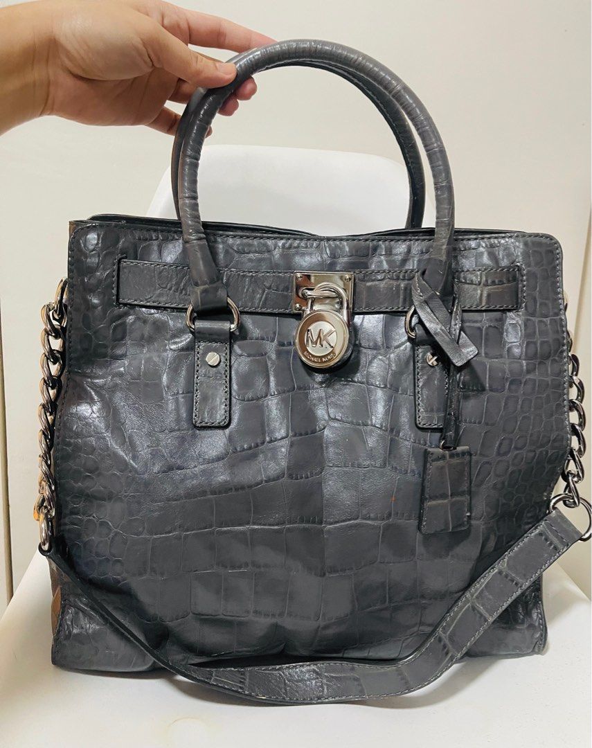 Mk Hamilton Bag (Category: Luxury Bags & Wallets) located in Teresa. Submitted by savvyonbranded (Listing ID 1369255775, Image 2). Description: Mk Hamilton Bag ✨ ✅ dimensions : 12 x 13.5 x 5 inches .