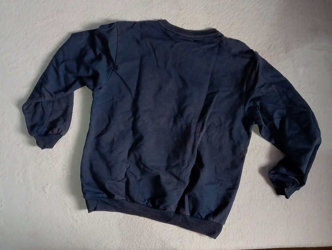 Penshoppe dark blue sweater (Category: Longsleeves) located in Marilao. Submitted by keyset (Listing ID 1369176370, Image 3). Description: Has slight discoloring (see pics) Size: Large ☞ MOP: Gcash, Maya, Maribank, Unionbank ☞ MOD: Lalamove, J&T, GoGo ☞ Buyer shoulders shipping fee 📍 Marilao, Bulacan 🚫 No Sh0pee checkout.