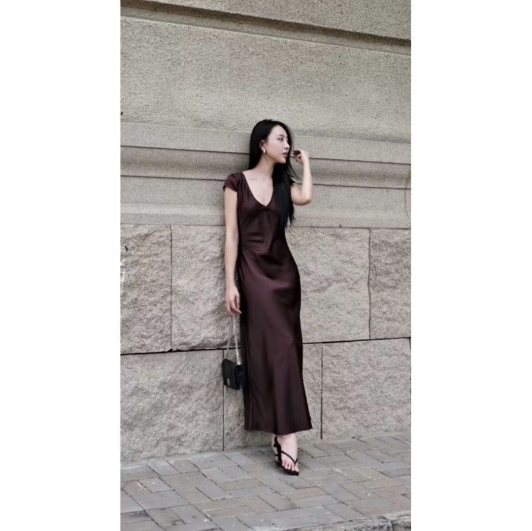 Shu Shi Silk Maxi Dress (Category: Dresses) located in Taguig. Submitted by maryeah1234 (Listing ID 1369177512, Image 1). Description: tag removed not washed or worn still with box looks exactly the photo in orange app or ig with invisible zipper on the side fits XS-S retails at 1,500+ php in orange app RFS: neckline too low for me :(.