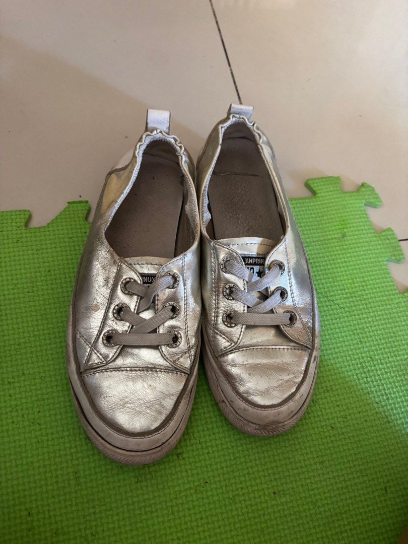 Silver low cut shoes (Category: Sneakers) located in Dasmarinas. Submitted by ehradee (Listing ID 1369158838, Image 1). Description: Discoloration sa likod Comfortable isuot.