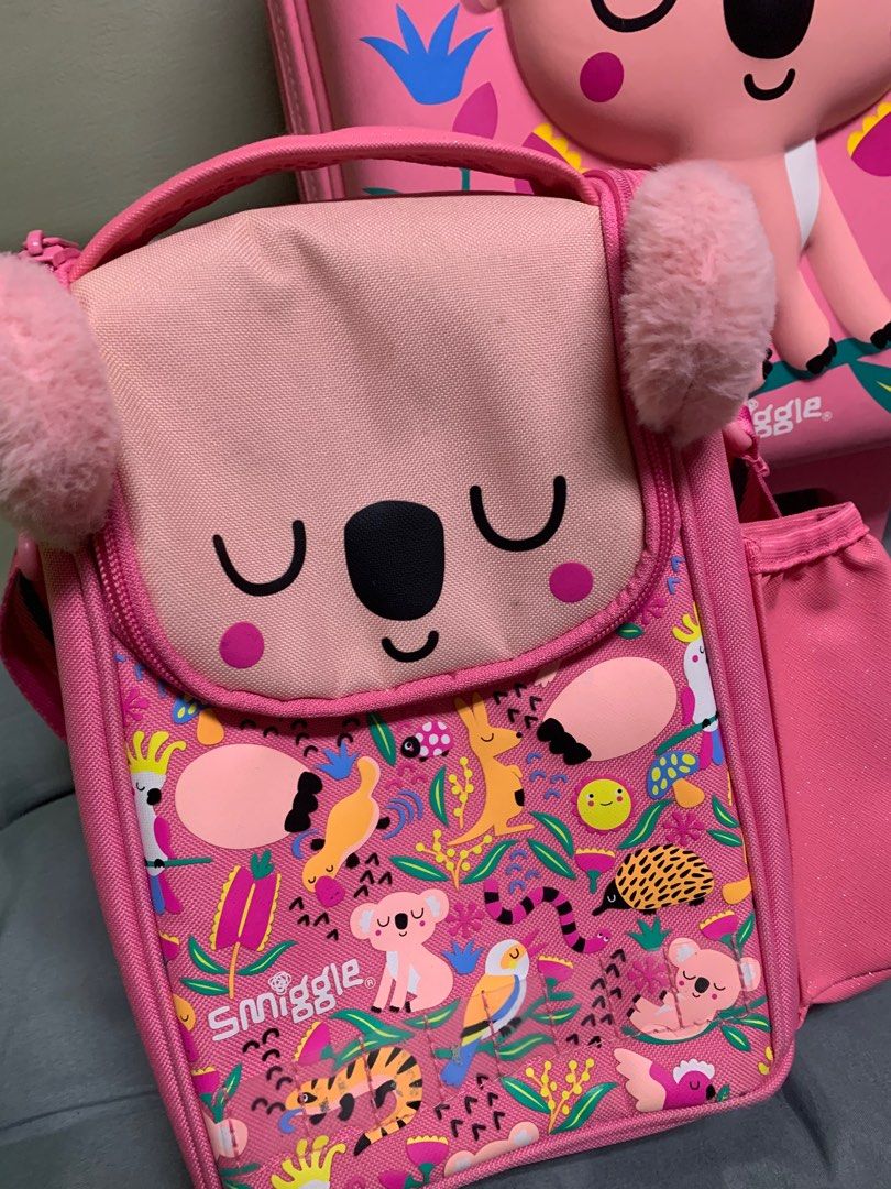 Smiggle trolley and lunchbox set (Category: Babies & Kids Fashion) located in Cainta. Submitted by luxelifebym (Listing ID 1369183480, Image 3). Description: Original, no major issues just some signs of usage .