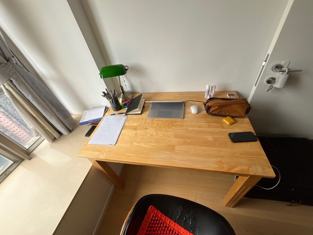 Study table （分類：桌子）位於 Hong Kong。 由 zmok13 提交（商品編號 1369146812，圖片 3）。簡介： Used study table in fair condition. Great as a study desk. Dimensions are: 118 L x 77 W x 72 H (cm). 。