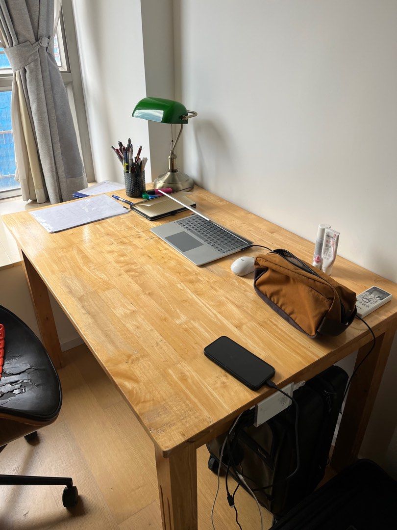 Study table （分類：桌子）位於 Hong Kong。 由 zmok13 提交（商品編號 1369146812，圖片 1）。簡介： Used study table in fair condition. Great as a study desk. Dimensions are: 118 L x 77 W x 72 H (cm). 。