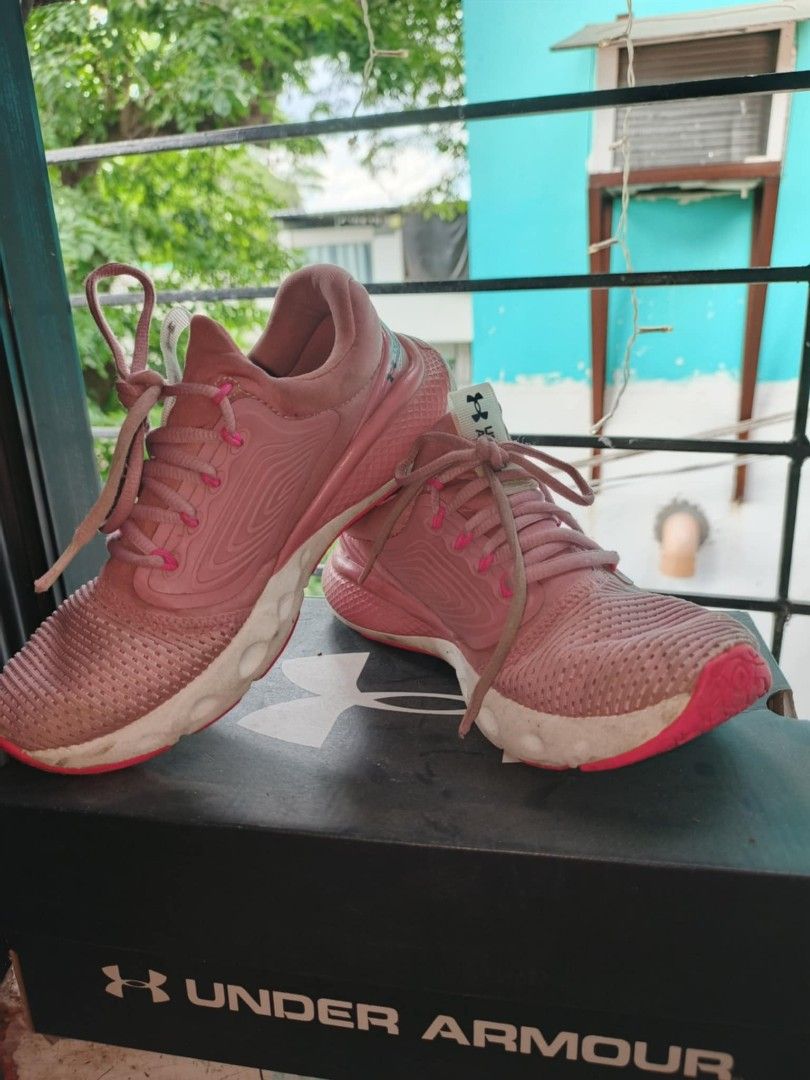 Under Armour rubber shoes (Category: Sneakers) located in Bulacan. Submitted by gratsy (Listing ID 1369173728, Image 2). Description: needs cleaning.