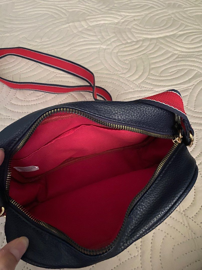 US Polo Assn sling bag (Category: Cross-body Bags) located in Paranaque City. Submitted by lca520 (Listing ID 1369223122, Image 2). Description: Original USPA Camera/sling bag Like new. Used only once Bought from USA RFS: not used MOP: via BPI or GCash.
