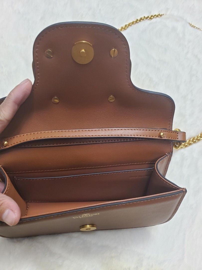 Valentino Sling bag (Category: Luxury Bags & Wallets) located in Manila. Submitted by althearayala0621 (Listing ID 1369153480, Image 3). Description: Valentino Sling bag leather /etikita.