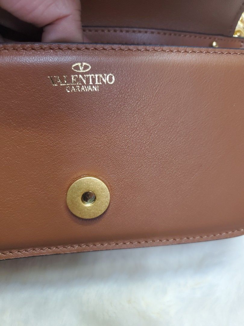 Valentino Sling bag (Category: Luxury Bags & Wallets) located in Manila. Submitted by althearayala0621 (Listing ID 1369153480, Image 2). Description: Valentino Sling bag leather /etikita.