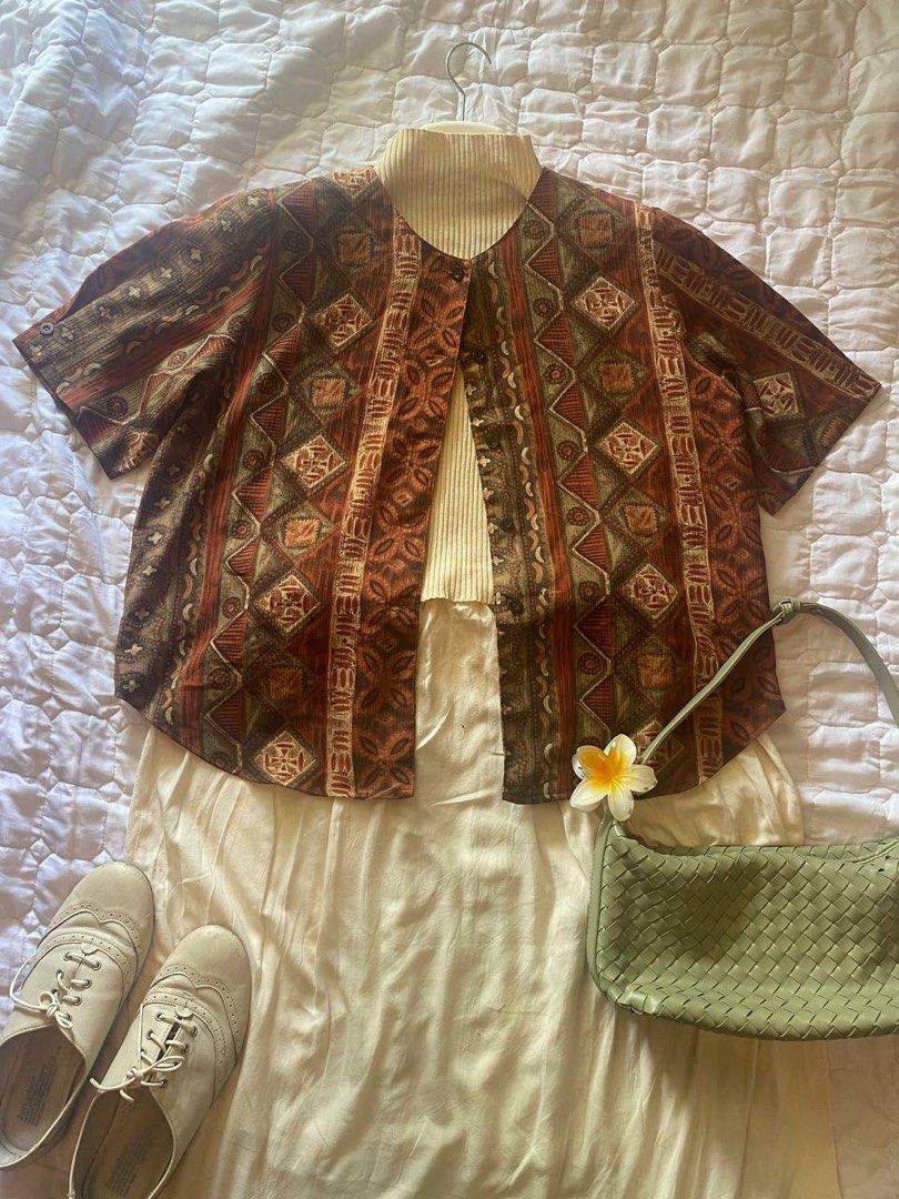vintage/printed blouses (Category: Blouses) located in Singapore. Submitted by pit4look4 (Listing ID 1369017783, Image 3). Description: size m $15 each.