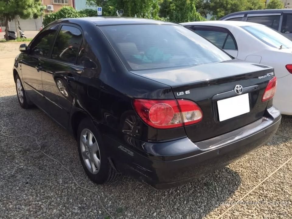 由 xuy540961358 (刊登 ID 1369341691，圖片 2) 提交，位於 高雄市 (Kaohsiung) 的 2004 Toyota Corolla Altis (類別：汽車出售)，說明：Toyota Corolla Altis 2004款 黑色 限期優惠～～～欲購從速！！！ 全車保證無事故❌無變造❌無泡水❌ 同行勿擾!!!!!!!!!!!!!!!!! ❃ 廠牌：TOYOTA ❃ 型號：Corolla Altis ❃ 年份：2004 ❃ 車色：黑色 ❃ 排氣量：1.8L ❃ 里程：13000km ❃ 變速系統：自排 ❃ 引擎燃料：汽油 ❃ 驅動方式：2WD ❃ 乘客數：4門5座 ❃ 售價：4萬 安全配備： 煞車輔助系統 防盜系統 安全氣囊 中控鎖 ABS防鎖死 舒適配備： 恆溫空調 倒車雷達 真皮/皮革座椅 【最具公信力第三方認證車/優選車況】 認證中古車百百種，妳/你看懂哪一種 想要便宜又具法律效益認證的中古車， 所有車款不怕你問，就怕你找錯人。 全台最大二手車大盤商。