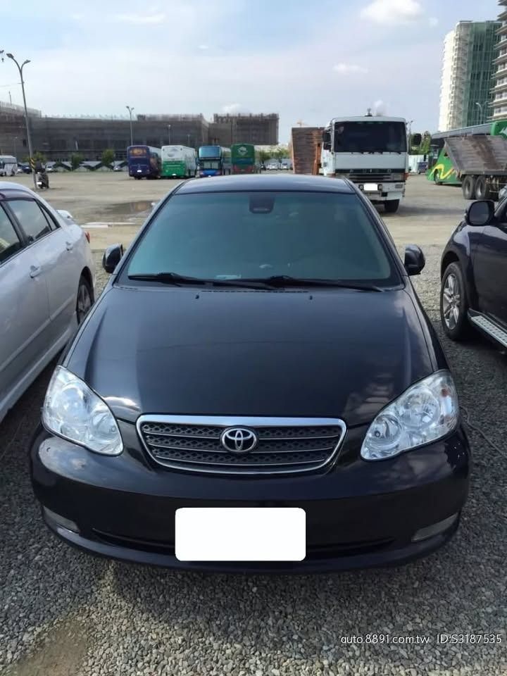 由 xuy540961358 (刊登 ID 1369341691，圖片 1) 提交，位於 高雄市 (Kaohsiung) 的 2004 Toyota Corolla Altis (類別：汽車出售)，說明：Toyota Corolla Altis 2004款 黑色 限期優惠～～～欲購從速！！！ 全車保證無事故❌無變造❌無泡水❌ 同行勿擾!!!!!!!!!!!!!!!!! ❃ 廠牌：TOYOTA ❃ 型號：Corolla Altis ❃ 年份：2004 ❃ 車色：黑色 ❃ 排氣量：1.8L ❃ 里程：13000km ❃ 變速系統：自排 ❃ 引擎燃料：汽油 ❃ 驅動方式：2WD ❃ 乘客數：4門5座 ❃ 售價：4萬 安全配備： 煞車輔助系統 防盜系統 安全氣囊 中控鎖 ABS防鎖死 舒適配備： 恆溫空調 倒車雷達 真皮/皮革座椅 【最具公信力第三方認證車/優選車況】 認證中古車百百種，妳/你看懂哪一種 想要便宜又具法律效益認證的中古車， 所有車款不怕你問，就怕你找錯人。 全台最大二手車大盤商。