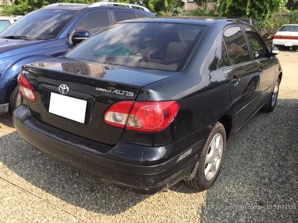 由 xuy540961358 (刊登 ID 1369341691，圖片 3) 提交，位於 高雄市 (Kaohsiung) 的 2004 Toyota Corolla Altis (類別：汽車出售)，說明：Toyota Corolla Altis 2004款 黑色 限期優惠～～～欲購從速！！！ 全車保證無事故❌無變造❌無泡水❌ 同行勿擾!!!!!!!!!!!!!!!!! ❃ 廠牌：TOYOTA ❃ 型號：Corolla Altis ❃ 年份：2004 ❃ 車色：黑色 ❃ 排氣量：1.8L ❃ 里程：13000km ❃ 變速系統：自排 ❃ 引擎燃料：汽油 ❃ 驅動方式：2WD ❃ 乘客數：4門5座 ❃ 售價：4萬 安全配備： 煞車輔助系統 防盜系統 安全氣囊 中控鎖 ABS防鎖死 舒適配備： 恆溫空調 倒車雷達 真皮/皮革座椅 【最具公信力第三方認證車/優選車況】 認證中古車百百種，妳/你看懂哪一種 想要便宜又具法律效益認證的中古車， 所有車款不怕你問，就怕你找錯人。 全台最大二手車大盤商。