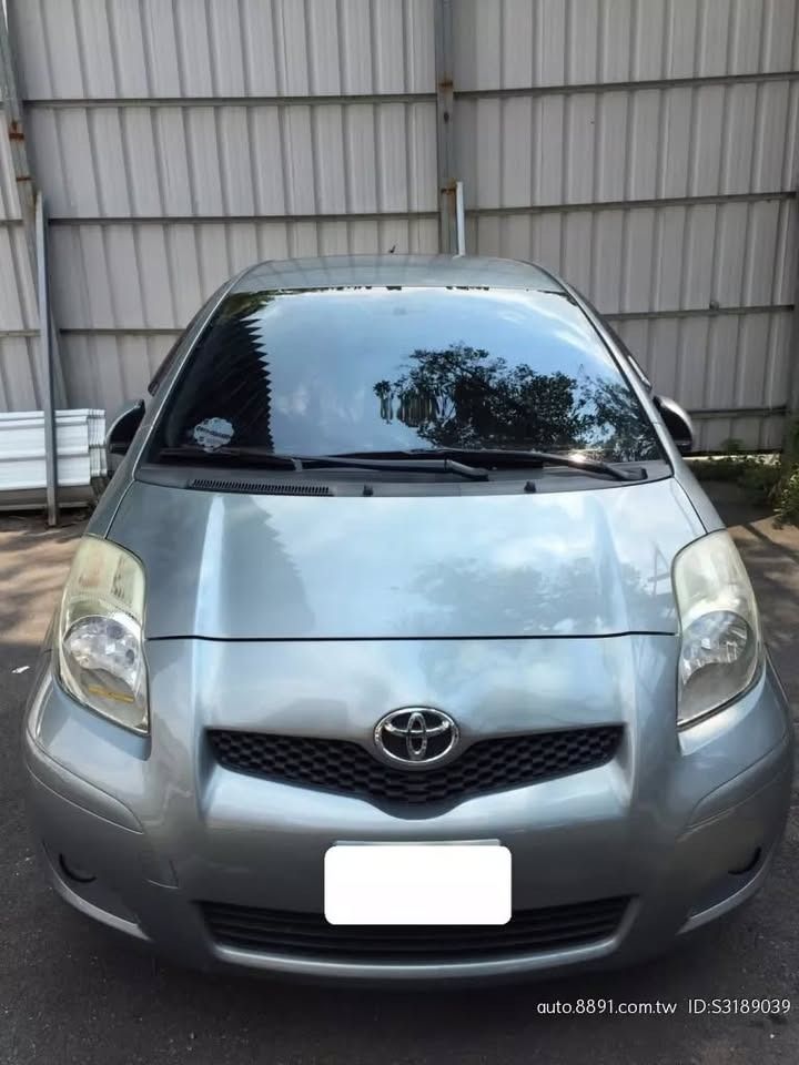 由 xuy540961358 (刊登 ID 1369340357，圖片 1) 提交，位於 高雄市 (Kaohsiung) 的 2013 Toyota Yaris (類別：汽車出售)，說明：Toyota Yaris 2013款 灰色 限期優惠～～～欲購從速！！！ 省油首選 現時下殺 全車保證無事故❌無變造❌無泡水❌ 同行勿擾!!!!!!!!!!!!!!!!! ❃ 廠牌：TOYOTA ❃ 型號：YARIS ❃ 年份：2013 ❃ 車色：灰色 ❃ 排氣量：1.5L ❃ 里程：90000km ❃ 變速系統：自排 ❃ 引擎燃料：汽油 ❃ 驅動方式：2WD ❃ 乘客數：5門5座 ❃ 售價：11萬 安全配備： 兒童安全椅固定裝置 煞車輔助系統 防盜系統 安全氣囊 中控鎖 ABS防鎖死 舒適配備： 衛星導航 恆溫空調 倒車雷達 倒車顯影系統 【最具公信力第三方認證車/優選車況】 認證中古車百百種，妳/你看懂哪一種 想要便宜又具法律效益認證的中古車， 所有車款不怕你問，就怕你找錯人。 全台最大二手車大盤商