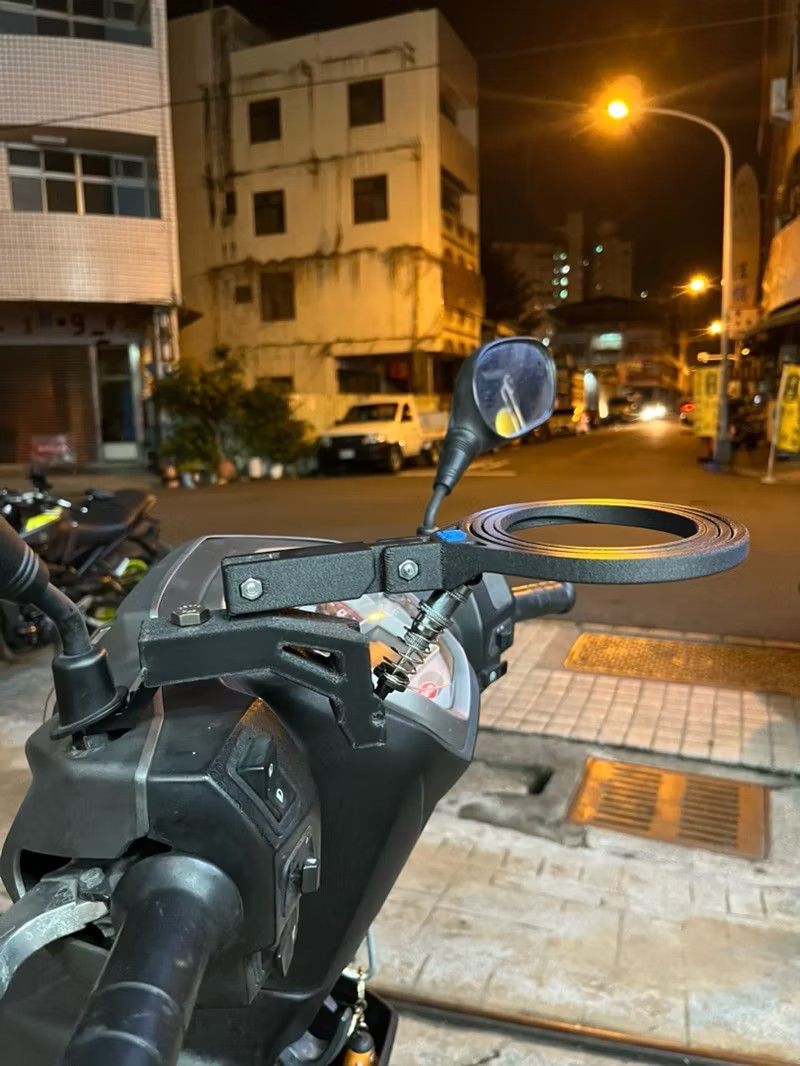 由 jh8757519 (刊登 ID 1369317927，圖片 2) 提交，位於 新北市 (New Taipei) 的 機車平衡水杯架後視鏡組 (類別：汽機車零配件)，說明：在午印云創購入。全新兩個都有延長桿。兩組一起賣。 售出不可退貨。新北迴龍站可面交。。