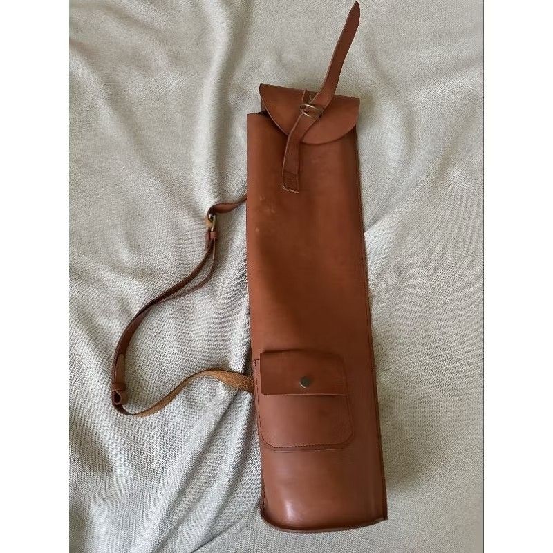 由 zysevil62941 (刊登 ID 1369445444，圖片 3) 提交，位於 高雄市 (Kaohsiung) 的 真皮革製特別訂製品裝相機腳架用 (類別：腳架)，說明：真皮革製特別訂製品裝相機腳架用 長55～60cm 半圓高是8.5-9cm 寬14-15cm。