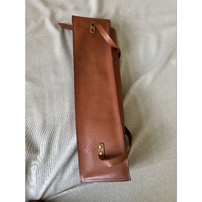 由 zysevil62941 (刊登 ID 1369445444，圖片 1) 提交，位於 高雄市 (Kaohsiung) 的 真皮革製特別訂製品裝相機腳架用 (類別：腳架)，說明：真皮革製特別訂製品裝相機腳架用 長55～60cm 半圓高是8.5-9cm 寬14-15cm。