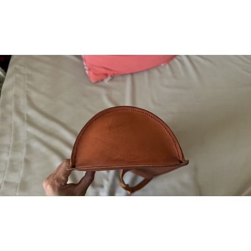 由 zysevil62941 (刊登 ID 1369445444，圖片 2) 提交，位於 高雄市 (Kaohsiung) 的 真皮革製特別訂製品裝相機腳架用 (類別：腳架)，說明：真皮革製特別訂製品裝相機腳架用 長55～60cm 半圓高是8.5-9cm 寬14-15cm。