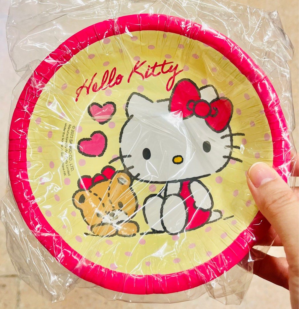 現貨 🍽️ 派對紙碟 (每包6隻) 正版 SANRIO HELLO KITTY / KUROMI / 大口仔公仔 食物零食蛋糕紙碟 兒童生日派對 百日宴 結婚派對 聖誕派對 萬聖節派對 餐飲用品 餐桌用品 即棄紙碟 CARTOON BIRTHDAY WEDDING CHRISTMAS XMAS WEDDING NEW YEAR PARTY PAPER PLATES （分類：文具及工藝 - 節日佈置及裝飾）位於 Hong Kong。 由 swroom 提交（商品編號 1369466711，圖片 3）。簡介： 💖$65 ( 6隻 ), $120 ( 12隻 ) ，全新未開封 🎁節日銷情迅速請早訂購，售完即止‼️ 🛍更多卡通精品玩具FOLLOW US ： carousell.com/swroom 📥INBOX 購買請提供以下資料 ： ▫️ 款式及件數 ▫️付款方式 : PAYME / FPS / ALIPAYHK ▫️郵寄方式： 📮 $10 up 本地平郵 ( 一般情況 3-5 天