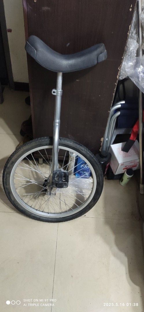 由 lkkk567 (刊登 ID 1368210180，圖片 1) 提交，位於 台中市 (Taichung) 的 單輪車 獨輪車 技術車 二手 (類別：單車)，說明：單輪車 獨輪車 技術車 二手 二手800元 東西如圖，坐墊有小破，如圖 郵寄運費100 郵寄會把輪子拆下， 須自行在安裝。
