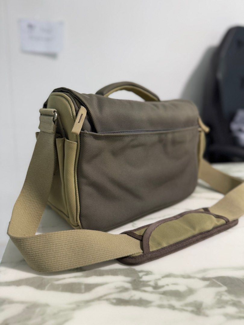 Camera bag (Category: Camera Bags & Carriers) located in Singapore. Submitted by dave2516 (Listing ID 1369339446, Image 2). Description: Very good condition Well maintained L33 x W16 x H22cm.