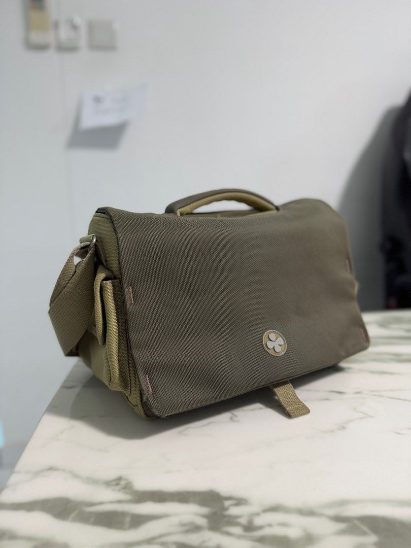 Camera bag (Category: Camera Bags & Carriers) located in Singapore. Submitted by dave2516 (Listing ID 1369339446, Image 1). Description: Very good condition Well maintained L33 x W16 x H22cm.