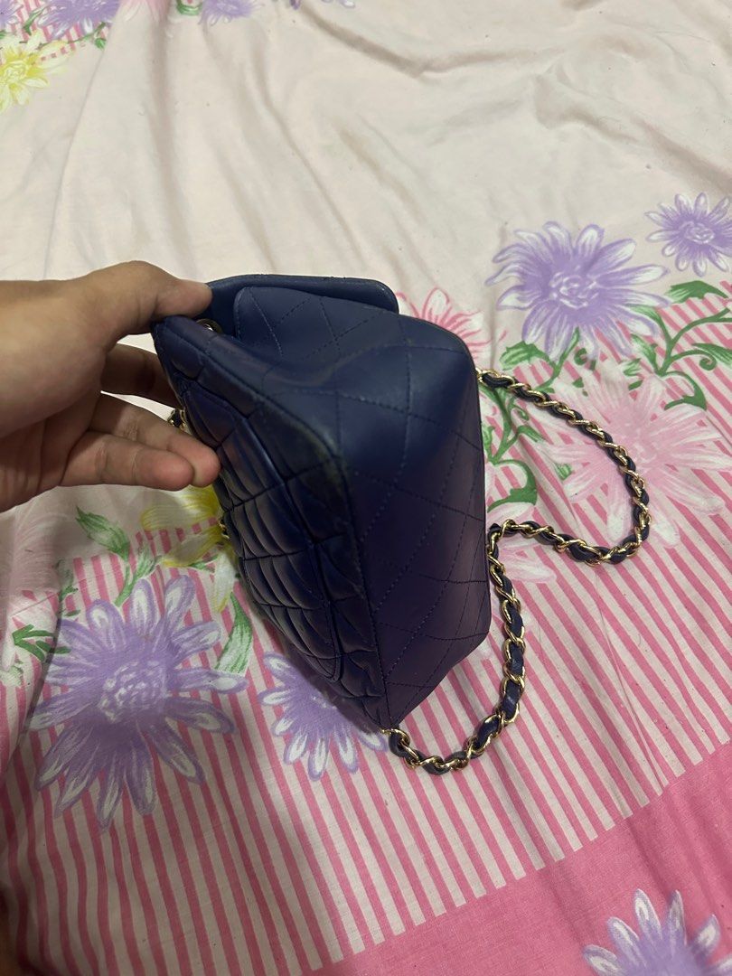 Chanel Small Flap Bag (Category: Luxury Bags & Wallets) located in Tarlac. Submitted by retroboominwantsummoh (Listing ID 1369340354, Image 3). Description: Chanel Small Flap Bag Check photos for flaws In good condition outside 📩📩📩.