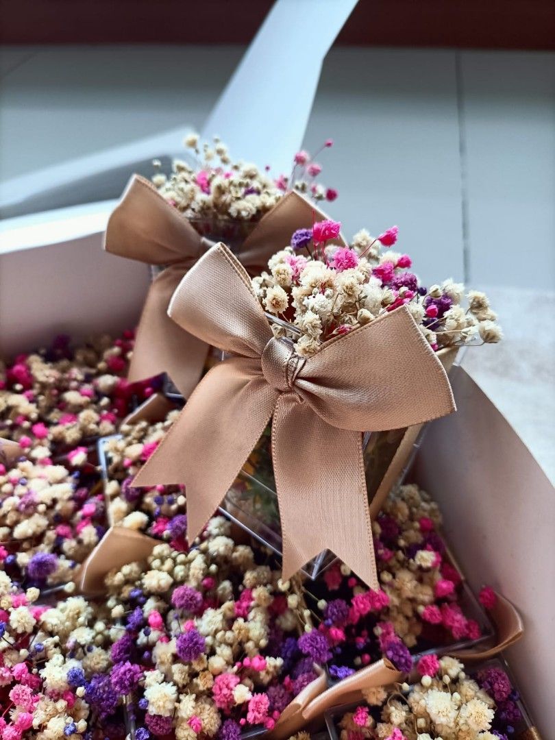 💖🌹🌺Decadent Bunga Rampai in Acrylic Box (Category: Announcements) located in Singapore. Submitted by s.u.r.i_doorgifts (Listing ID 1369431374, Image 1). Description: Fresh Bunga Rampai' in Acrylic Box 🌸For Wedding/Engagement 🌸Flower deco depends on availability 🌸Include ribbon (many colours to choose from) 🌸 Add on: Customised name tag 🌸$3.80/Box 🌸 Kindly place order at least 3 weeks in advance 🌸Self collect at Choa Chu Kang or opt for 