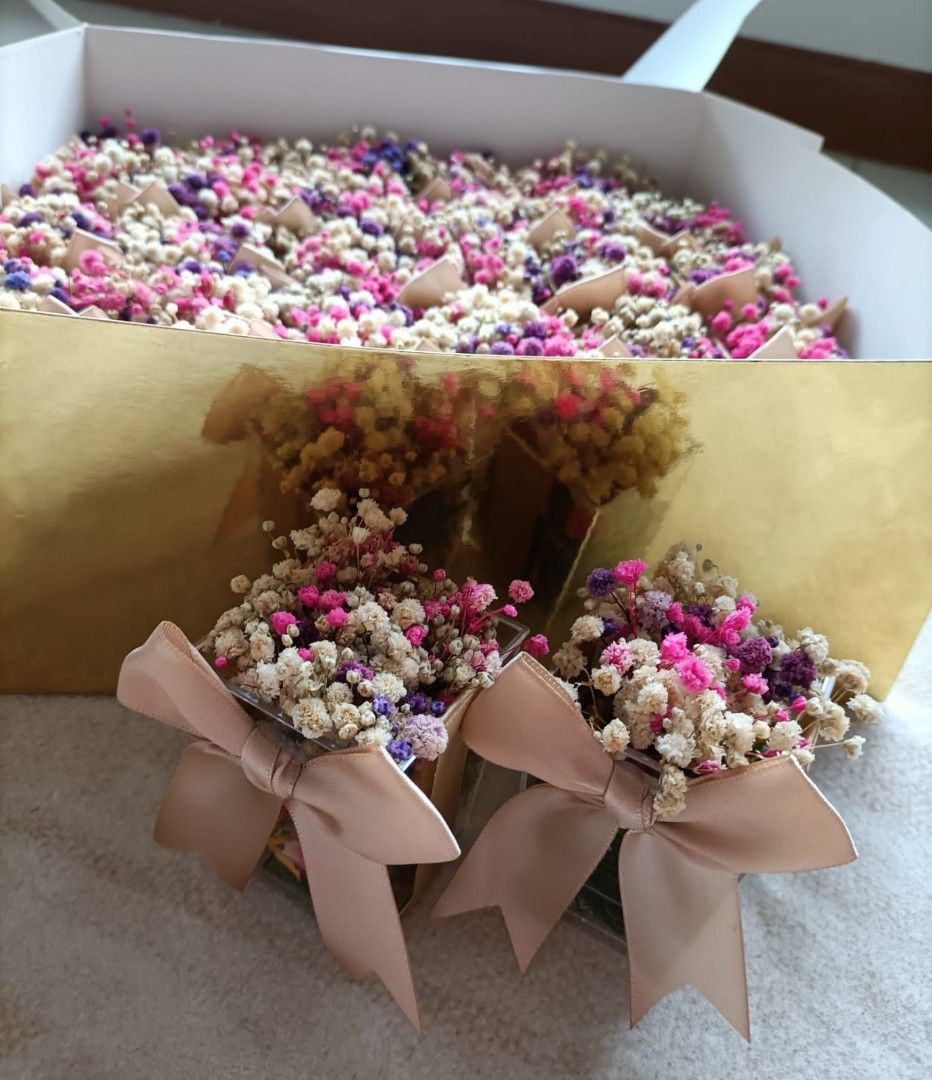 💖🌹🌺Decadent Bunga Rampai in Acrylic Box (Category: Announcements) located in Singapore. Submitted by s.u.r.i_doorgifts (Listing ID 1369431374, Image 3). Description: Fresh Bunga Rampai' in Acrylic Box 🌸For Wedding/Engagement 🌸Flower deco depends on availability 🌸Include ribbon (many colours to choose from) 🌸 Add on: Customised name tag 🌸$3.80/Box 🌸 Kindly place order at least 3 weeks in advance 🌸Self collect at Choa Chu Kang or opt for 