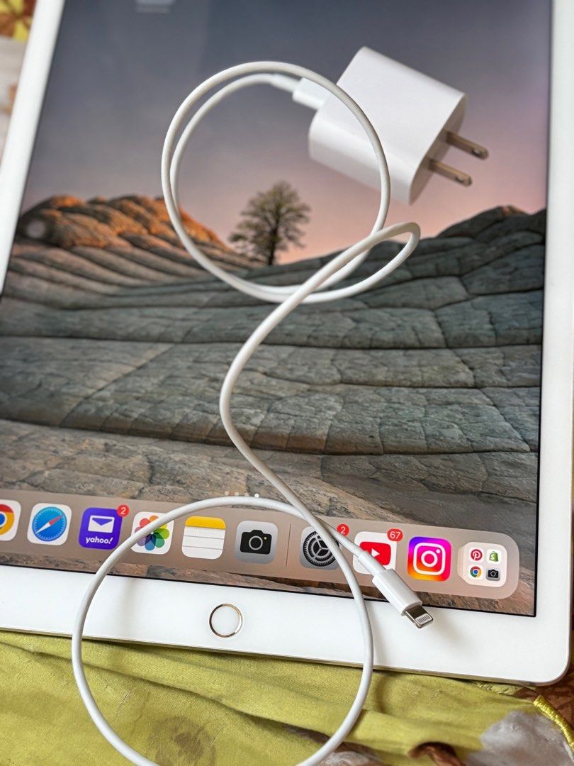 Ipad Pro 12.9 2015 32gb Rosegold (Category: iPad) located in Manila. Submitted by preloved_addictionph (Listing ID 1369416032, Image 2). Description: - Lady Owned Makinis po - NO ISSUE All working po good for gaming and KDRAMA's :) kasi super laki -No Box Included Only charger included not original pwede nyo po bilan ng original para 30-40 miunutes lang fully charged na gamit ko kasi yun sa macbook ko sa pag charged RFS: Bought new Macbook na sto