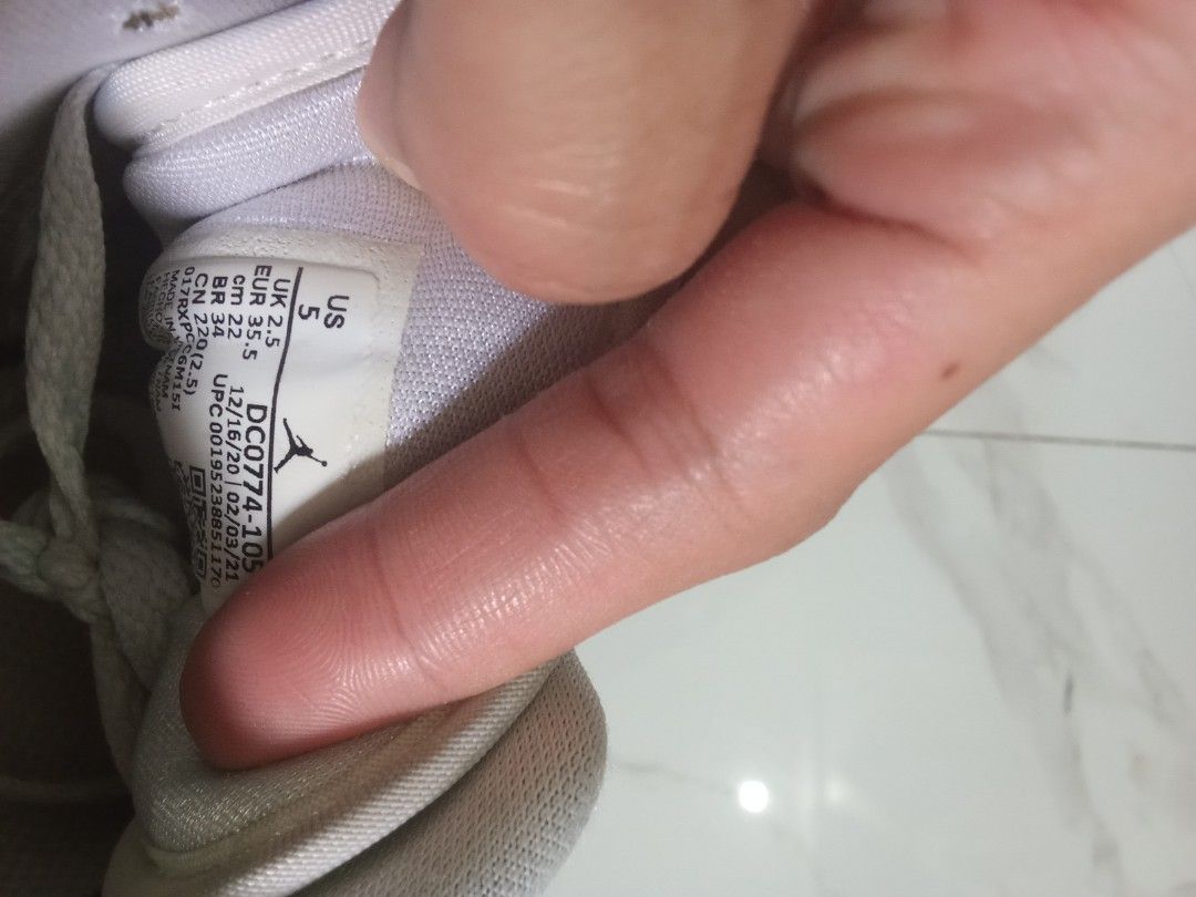 JORDAN 1 LOW (Category: Sneakers) located in General Trias. Submitted by junmoxx (Listing ID 1369367563, Image 3). Description: Air Jordan 1 low size 5-5.5 us wmns 22cm - 22.5cm need lang linis.