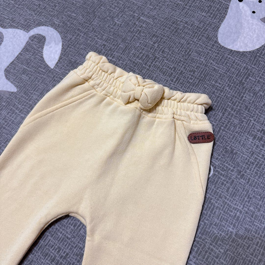 由 gogolittlerabbit (刊登 ID 1369489172，圖片 2) 提交，位於 彰化縣 (Changhua) 的 Little-鵝黃縮口刷毛長褲 80cm (類別：嬰兒及兒童流行時尚)，說明：◻️可愛蝴蝶結，任何衣物只要扎入就很可愛，刷毛材質而且縮口很保暖喔！ 📍注意事項： 🔸二手商品難免會有微污漬、毛球以及使用痕跡（水洗感），商品情況皆如實告知並有照片可供檢視，若吹毛求疵/介意者請勿下單。 🔸商品皆為實品照，照片依光源與個人色彩認知等，與實際有色差屬正常現象。已盡力依實物顏色拍攝，請以實際商品為主。 🔸商品全新/2手皆有標示並作簡介 🔸商品狀況反應在價格上，也請勿隨意喊價砍價，若購買多樣有折扣者，優惠與贈物則一 🔶出貨前商品均清洗過，也會裝袋包裝好保持商品清潔，但衣物類還是請再次清洗後再做使用較爲妥當。 ⭐️下單前請再次仔細確認，此商品規格是否符合您的需求。 ⭐️可多樣商品併單，歡迎索取贈物。 ⭐️回購買家請自行告知，會有小禮物或是依購買金額的小折扣表示心