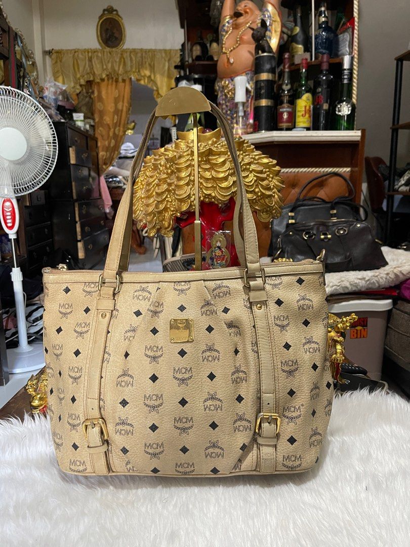 Mcm tote bag (Category: Luxury Bags & Wallets) located in Calamba. Submitted by angelspetdogs (Listing ID 1369436635, Image 1). Description: Original preloved mcm shoulder bag .
