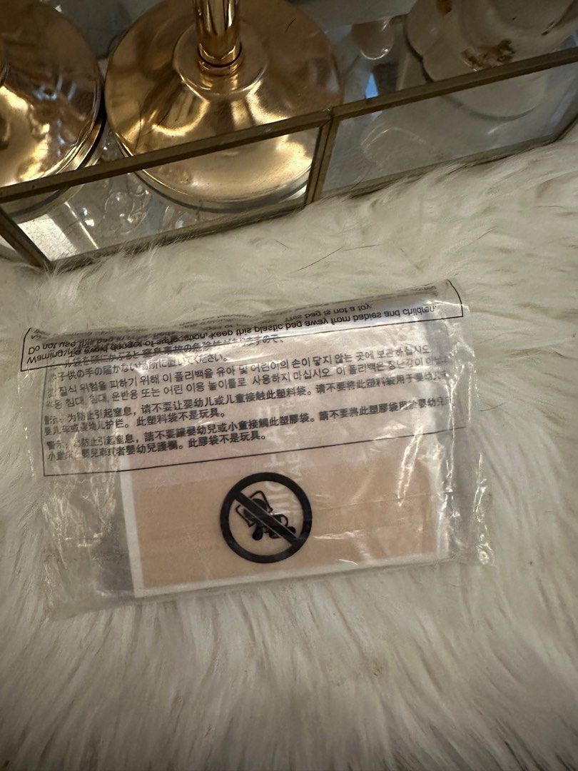 Michael kors reed vanilla card case (Category: Luxury Bags & Wallets) located in Marilao. Submitted by cassysassycloset (Listing ID 1369465357, Image 2). Description: Michael kors reed vanilla card case 1500.
