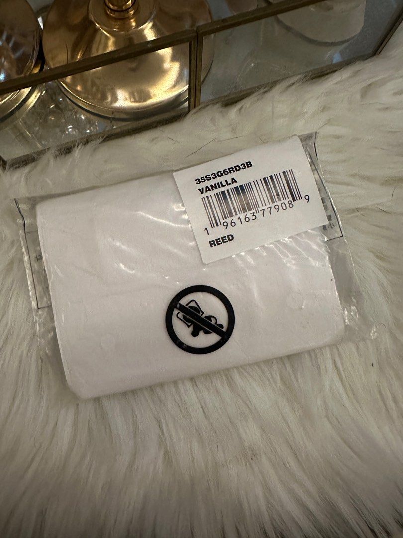 Michael kors reed vanilla card case (Category: Luxury Bags & Wallets) located in Marilao. Submitted by cassysassycloset (Listing ID 1369465357, Image 3). Description: Michael kors reed vanilla card case 1500.