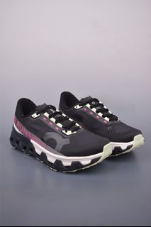(Category: ) located in . Submitted by outlet.sneaker.shop (Listing ID 1369344826, Image 1). Description: .