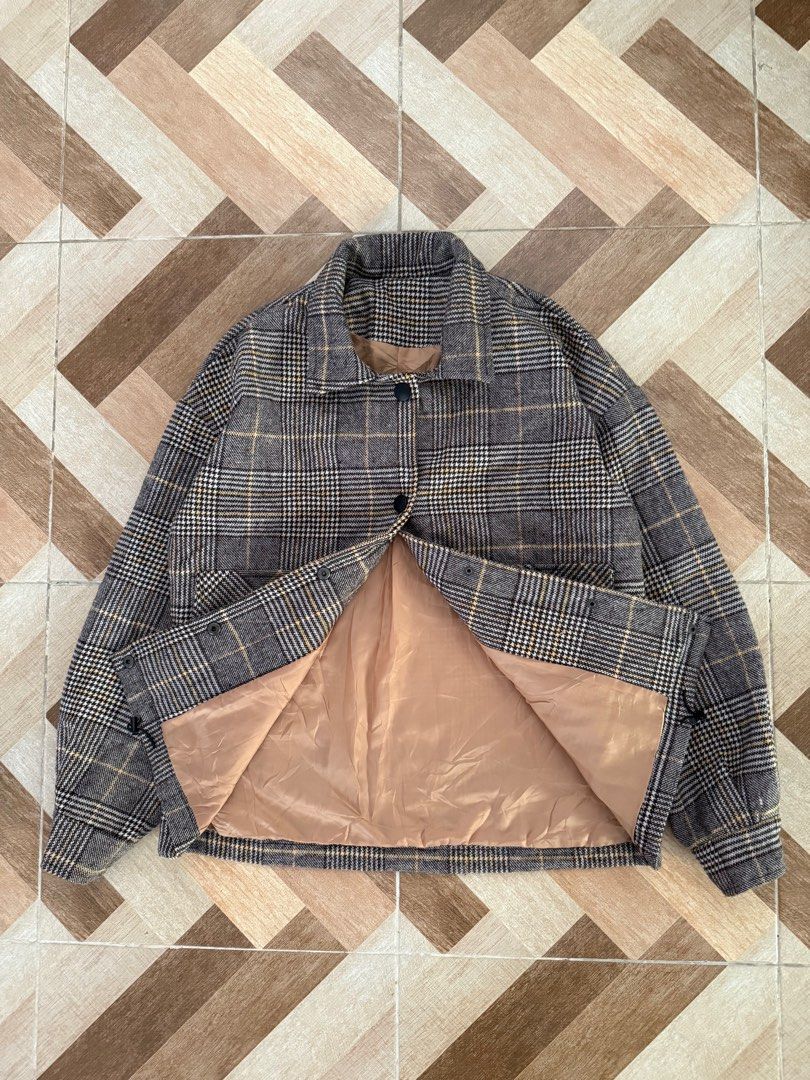 OVERSIZED CHECKERED JACKET (Category: Coats, Jackets and Outerwear) located in Temangan. Submitted by anixapexz (Listing ID 1369344621, Image 2). Description: OVERSIZED CHECKERED JACKET PIT 22.5 LABUH 26 BAHU 22.5 LENGAN 21 HEM 21.