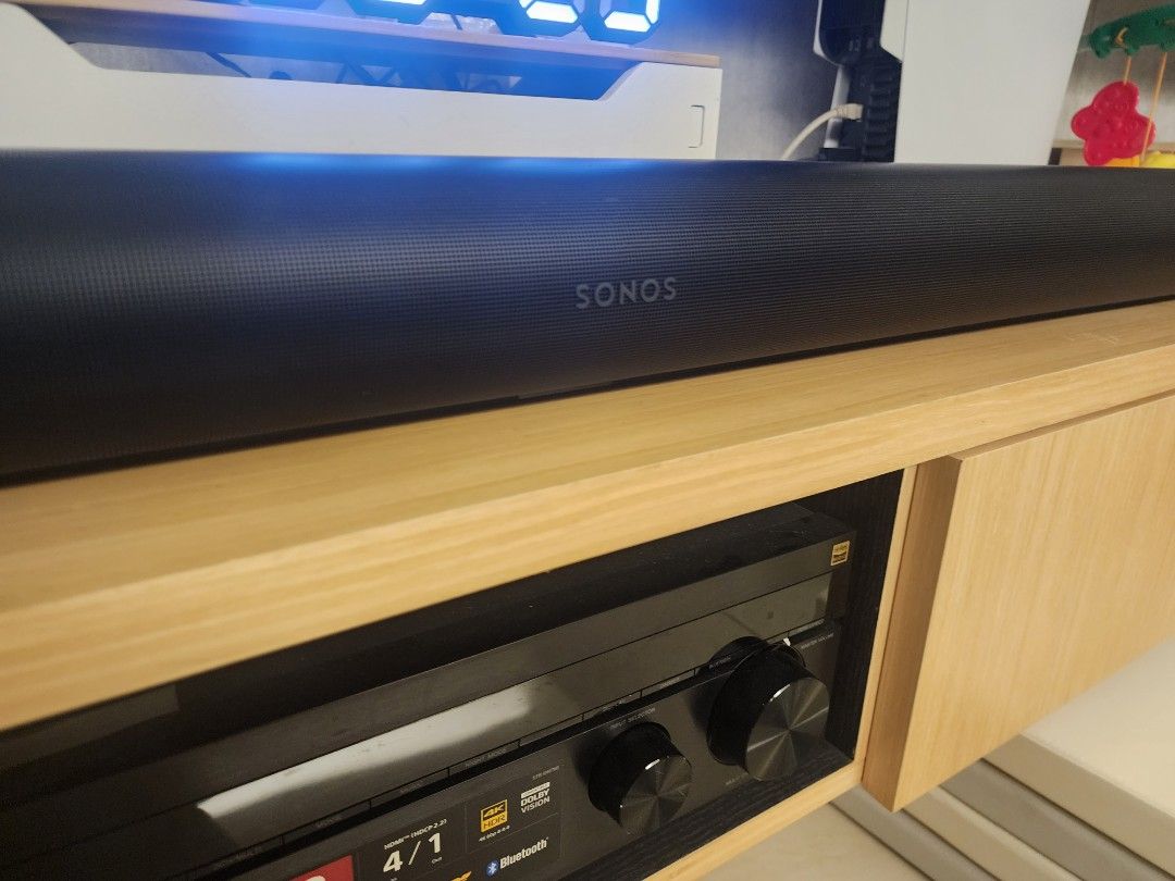 由 popoisee (刊登 ID 1369490397，圖片 1) 提交，位於 高雄市 (Kaohsiung) 的 Sonos arc (類別：Soundbar、揚聲器、藍牙喇叭、耳擴)，說明：聲音揚聲器 放大器 11 個經過完美調校的 D 類數位放大器，符合聲霸音箱獨特的聲學架構。 高音單體 三個精確傾斜的絲質圓頂高音單體，產生清脆的高頻和清晰的對話。 中低音單體 八個橢圓形低音單體，確保中頻和人聲的頻率，以及令人印象深刻的澎湃低音。 麥克風 遠場麥克風陣列運用先進的波束成型和多通道回音消除技術，實現快速準確的語音控制。 可調式 EQ 均衡器 能使用 SONOS App 來調整低音、高音和音量大小。 Trueplay（兼容 iOS 系統） 透過 Trueplay 自動測量房間的聲學環境，然後自動微調聲霸的等化效果。 語音增強 在 SONOS App 打開此功能，可以提高語音頻率，使對話聽起來更清晰。 Night Sound 在 SONOS App 打開此功能，可降低響亮聲音的強度並提