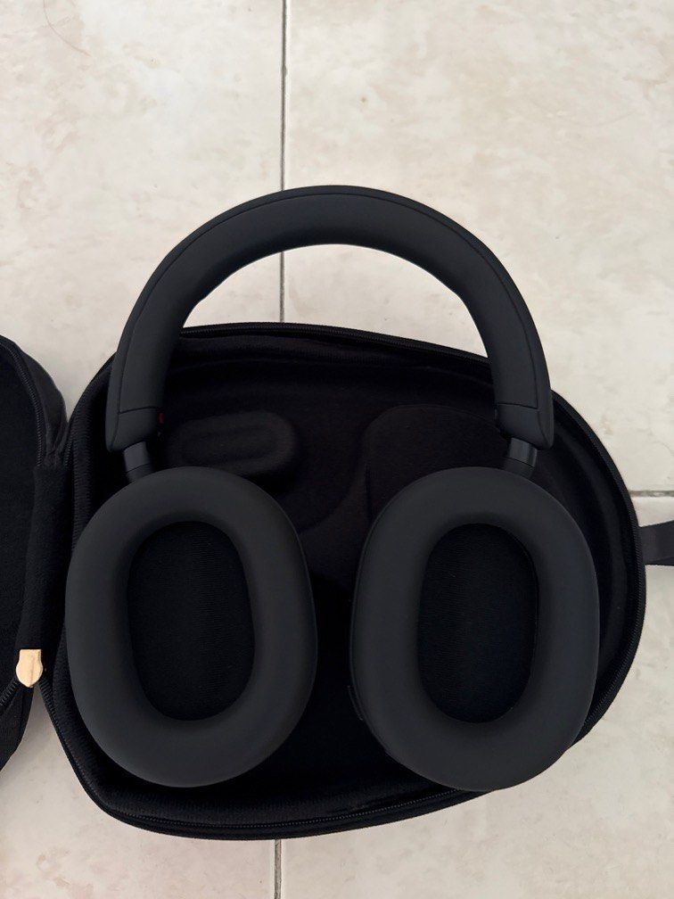 Sony WH-1000XM5 Black (local set) (Category: Headphones & Headsets) located in Singapore. Submitted by gamerfong (Listing ID 1369329888, Image 2). Description: In mint physical condition. Rarely used. Ear pads is original. In working condition and no issues. Local Singapore set and warranty expired. Come with box and case.
