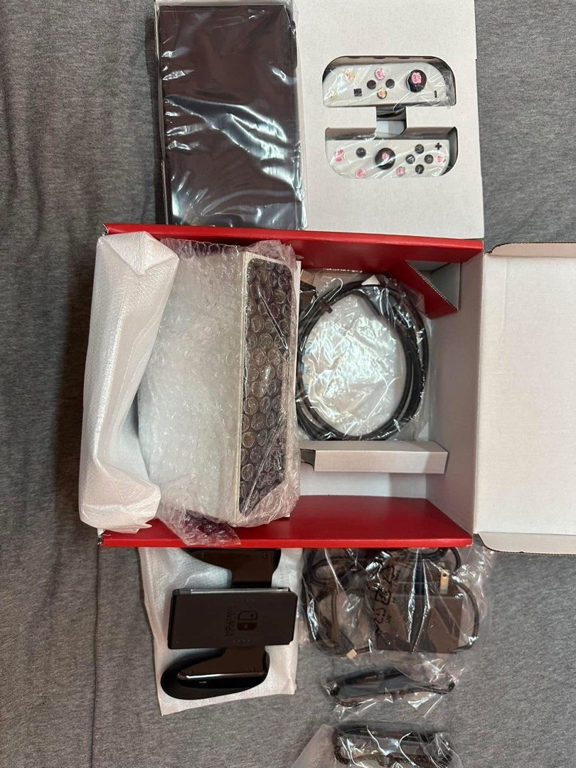 由 queen.77 (刊登 ID 1369489125，圖片 1) 提交，位於 澎湖 (Penghu) 的 任天堂switch (類別：Wifi及上網相關產品)，說明：尚有近半年保固（可附發票）、全機無損、原廠配件全皆在、螢幕保護貼、購入後極少使用、99%新。