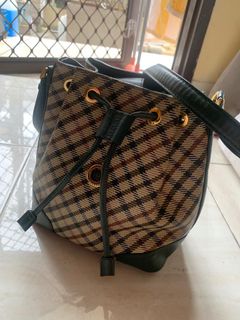 (Kategori: ) berada di . Dikirim oleh c.pearlpreloved (ID iklan 1369475592, Gambar 1). Deskripsi: .