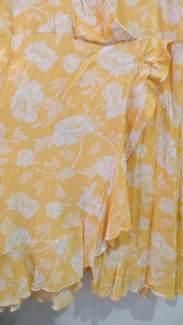 Yellow Floral Dress (Category: Dresses) located in Quezon City. Submitted by Alvinne (Listing ID 1369415299, Image 2). Description: Size -fits Large to 2XL Price -100.