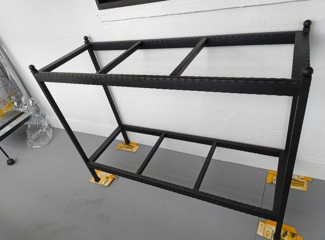 4ft fish tank stand (Category: Homes & Other Pet Accessories) located in Singapore. Submitted by _koh_ (Listing ID 1369653333, Image 1). Description: 4ft fish tank stand. Self collect at 730723.