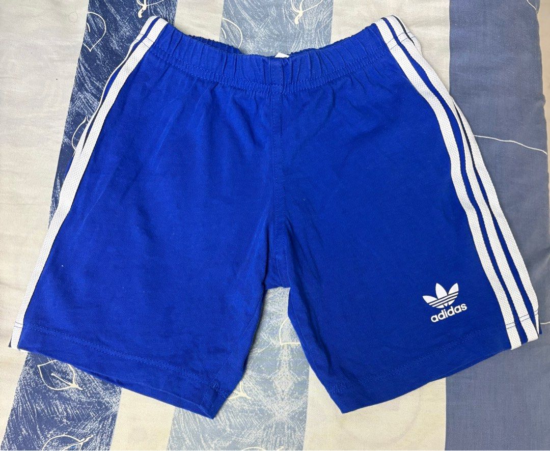 由 papaya011309797 (刊登 ID 1369582123，圖片 1) 提交，位於 高雄市 (Kaohsiung) 的 adidas 小童短褲 (類別：嬰兒及兒童流行時尚)，說明：尺寸104 原為上衣+短褲的套裝， 褲子只穿過1、2次，故售出。