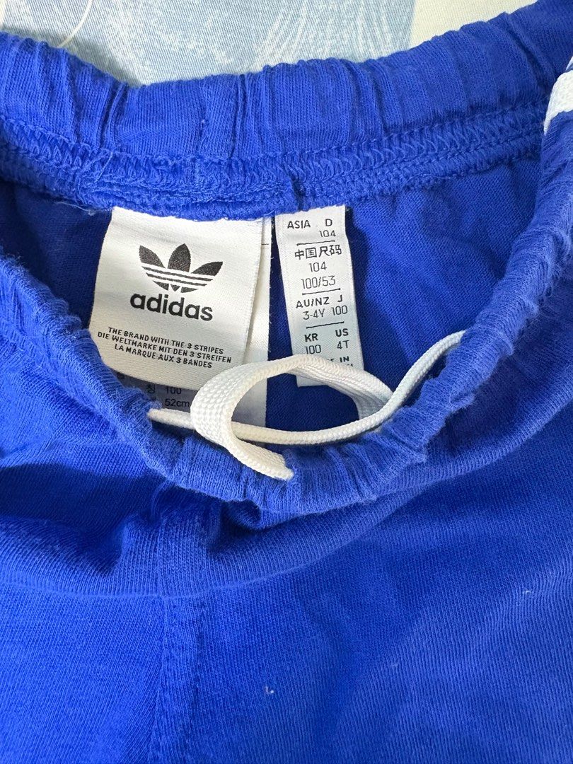 由 papaya011309797 (刊登 ID 1369582123，圖片 3) 提交，位於 高雄市 (Kaohsiung) 的 adidas 小童短褲 (類別：嬰兒及兒童流行時尚)，說明：尺寸104 原為上衣+短褲的套裝， 褲子只穿過1、2次，故售出。