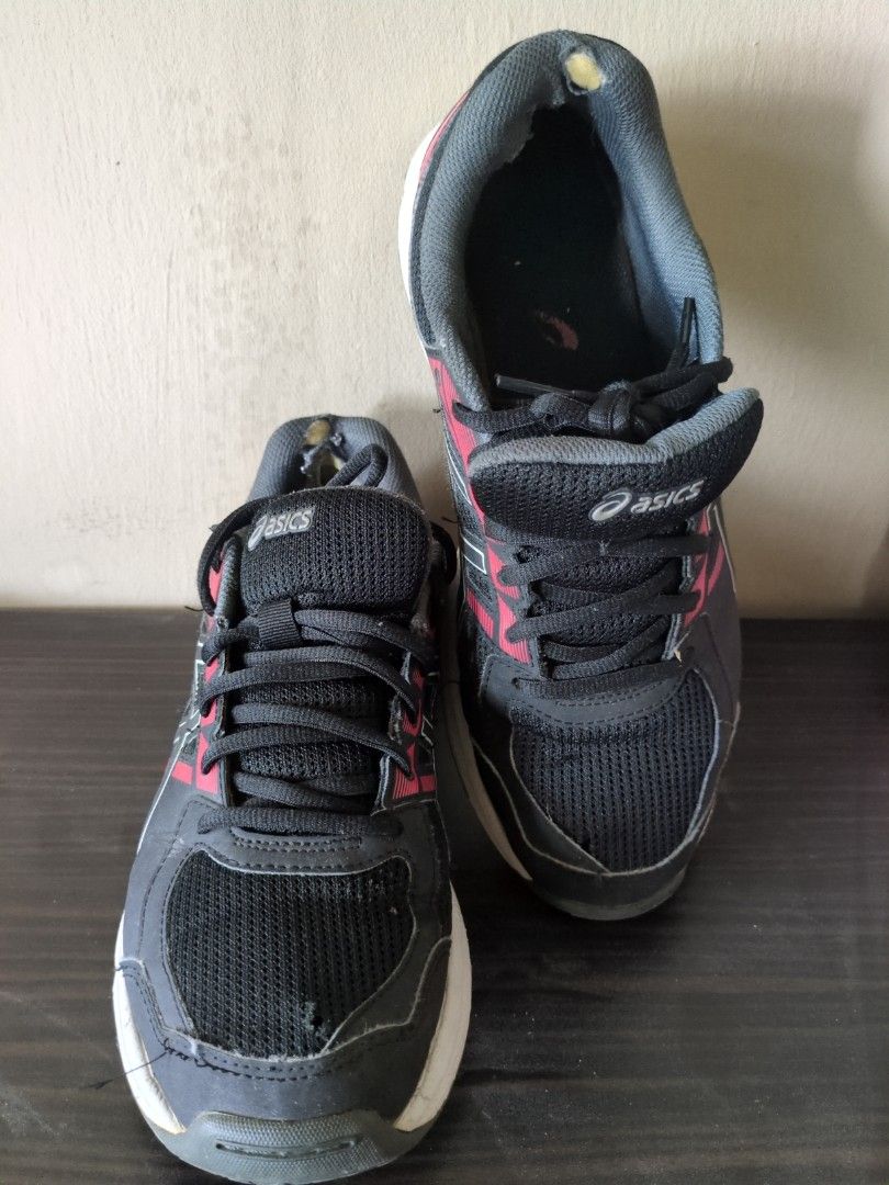 Asics Gel-Jolt Running Shoes (Category: Casual shoes) located in Singapore. Submitted by towkay_ok (Listing ID 1369526489, Image 1). Description: ∙ NS running shoes, Asics ∙ Small hole at the toes (see picture).