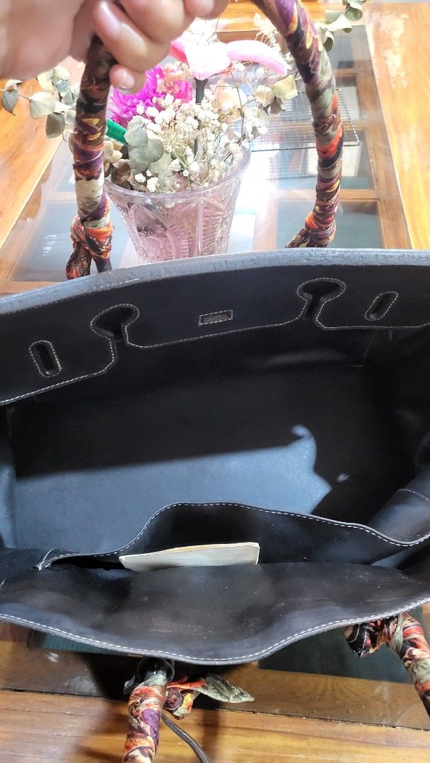 Black H - E - R - M- E -S (Category: Luxury Bags & Wallets) located in Muntinlupa City. Submitted by goldensnake888enterprise (Listing ID 1369645211, Image 3). Description: Letter Z round - year 1996 model This is a black Hermès Birkin bag with a “shooting star” stamp, which signifies it was made specifically for an Hermès employee almost 15 years in my care, need to let go for emergency funds. Disclaimer: I did not bought in Hermes store, it was