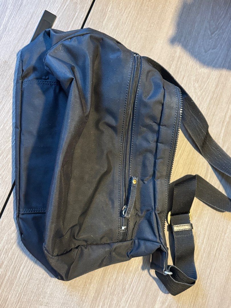 Burberry cross body sling bag (Category: Bags & Wallets) located in Singapore. Submitted by titanpower (Listing ID 1369524592, Image 2). Description: Well used condition .