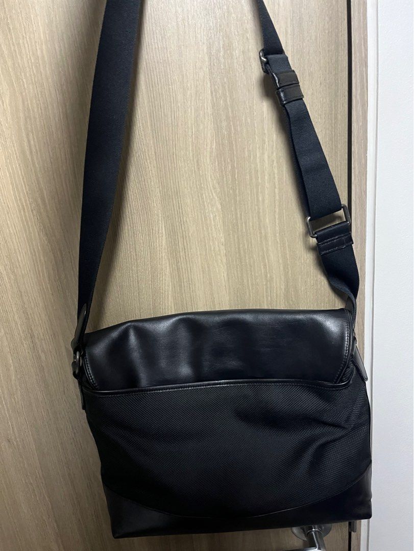 Coach Side bag (Category: Sling Bags) located in Pasay City. Submitted by philippps (Listing ID 1369645725, Image 2). Description: Coach Side bag Black Like new 10/10 condition No issue .